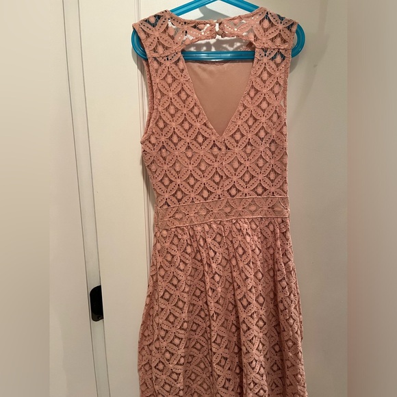 Vero Moda Lace Dress perfect for a special occasion or wedding - Picture 2 of 6